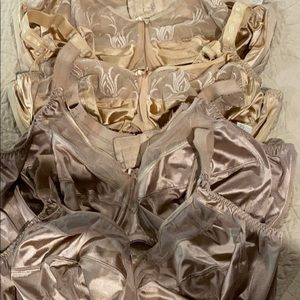 4 Bras  1-36J Price $25 1-40I $25 2-44H@15 each